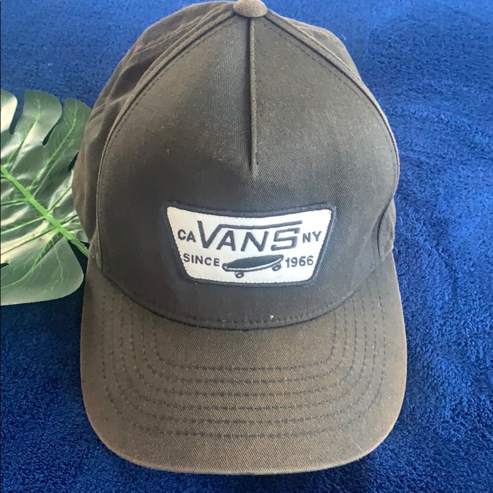 Vans snap back hat unisex vans patch on front.